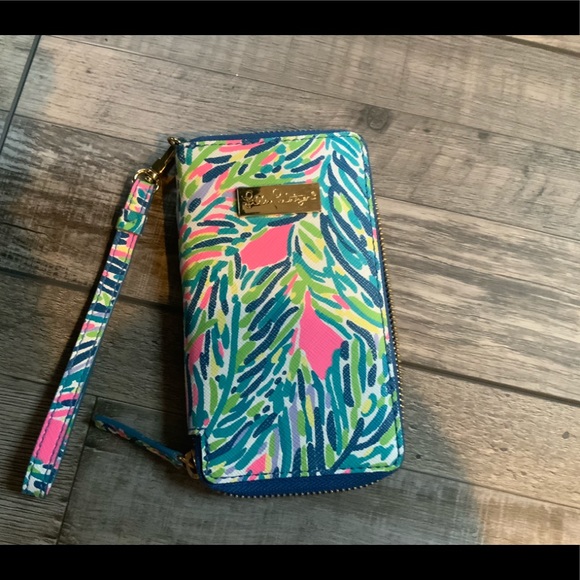 Lilly Pulitzer Handbags - Lilly Pulitzer Tiki Palm Wristlet Pre Owned